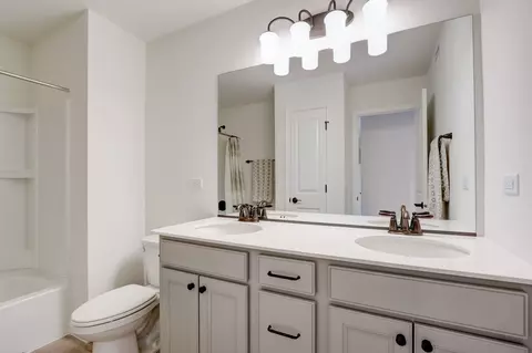 Bath - 2311 Lucent Ln, Naperville, IL 60563 photo 4 of 5