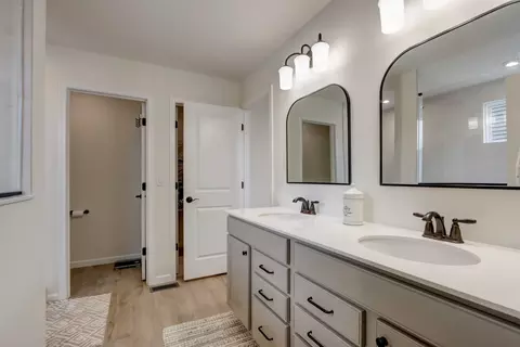 Bath - 2311 Lucent Ln, Naperville, IL 60563 photo 3 of 5