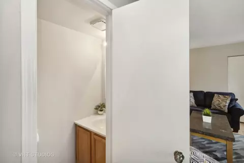 Bath - 2450 Devonshire Ct, Aurora, IL 60502 photo 1 of 2