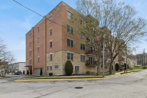 8733 Willow Blvd #4A, Willow Springs, IL 60480