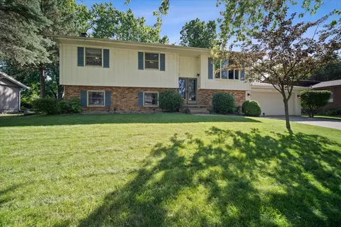 3005 Morningside Dr, Bloomington, IL 61704