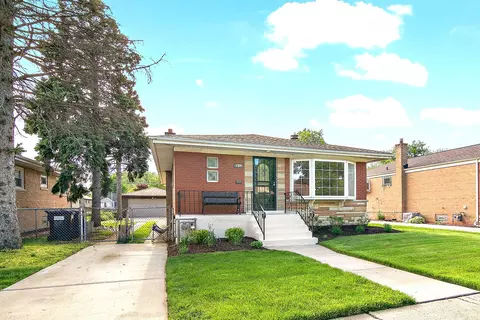 8832 S Fairfield Ave, Evergreen Park, IL 60805