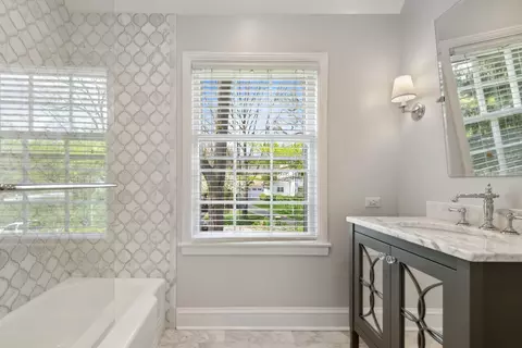 Bath - 609 Cedar St, Winnetka, IL 60093 photo 3 of 4
