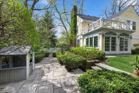Exterior - 609 Cedar St, Winnetka, IL 60093 photo 3 of 4