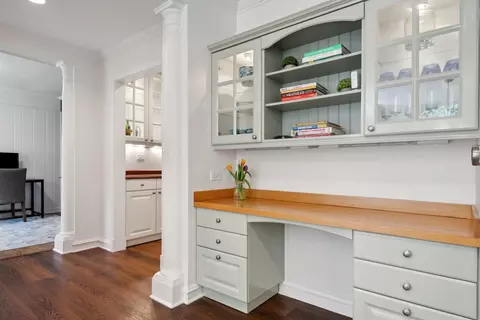 Entry Way - 609 Cedar St, Winnetka, IL 60093 photo 1 of 6
