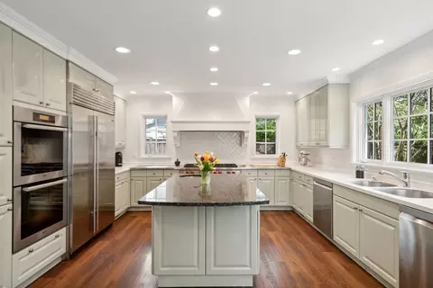 Kitchen - 609 Cedar St, Winnetka, IL 60093 photo 2 of 3