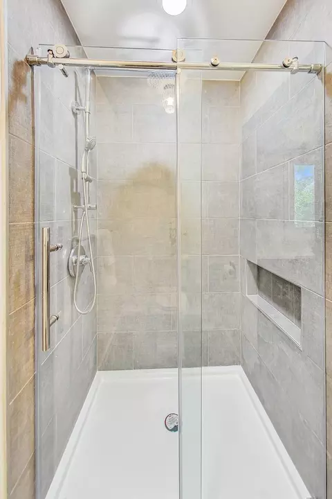 Bath - 1635 Joy Ln, Glenview, IL 60025 photo 4 of 5