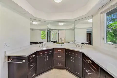 Bath - 1635 Joy Ln, Glenview, IL 60025 photo 3 of 5