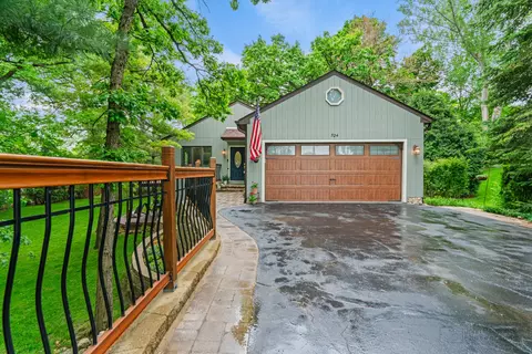 524 Willow St, Lake In The Hills, IL 60156
