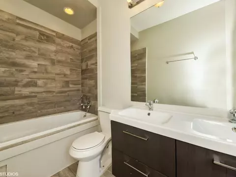 Bath - 1519 E Marquette Rd #2W, Chicago, IL 60637 photo 1 of 2