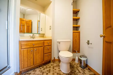 Bath - 14742 Best Rd, Davis, IL 61019 photo 6 of 8