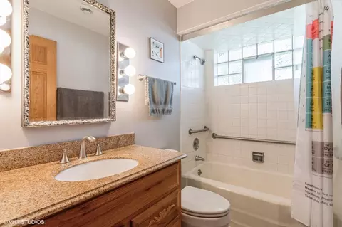 950 Webster Ln, Des Plaines, IL 60016 photo 8