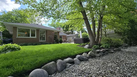 906 Lenox Rd, Glenview, IL 60025