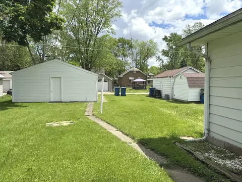 Exterior - 1042 S 6th Ave, Kankakee, IL 60901 photo 5 of 6