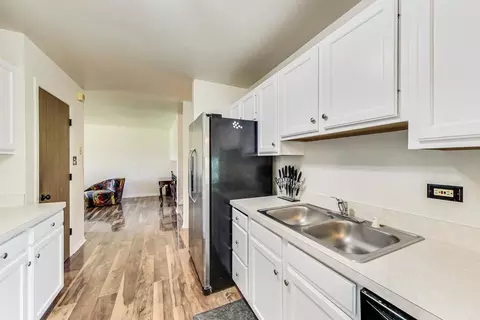 Kitchen - 907 E 152nd Pl, Phoenix, IL 60426 photo 1 of 2