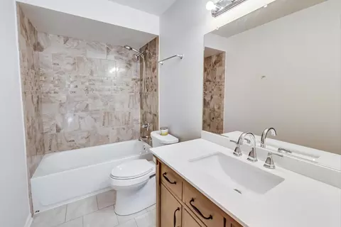 Bath - 907 E 152nd Pl, Phoenix, IL 60426 photo 1 of 1