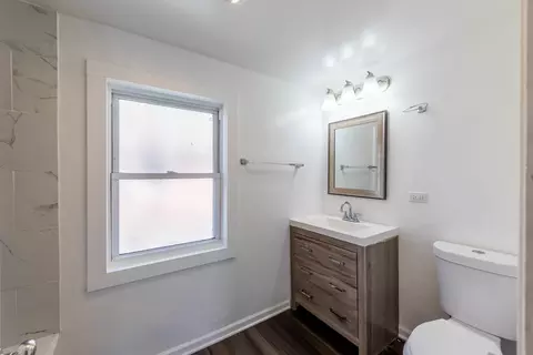 Bath - 14536 Ridgeway Ave, Midlothian, IL 60445 photo 1 of 2