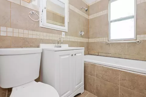 Bath - 290 E 148th Pl, Harvey, IL 60426 photo 1 of 3