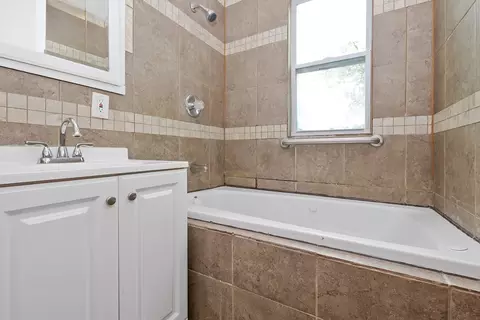 Bath - 290 E 148th Pl, Harvey, IL 60426 photo 2 of 3