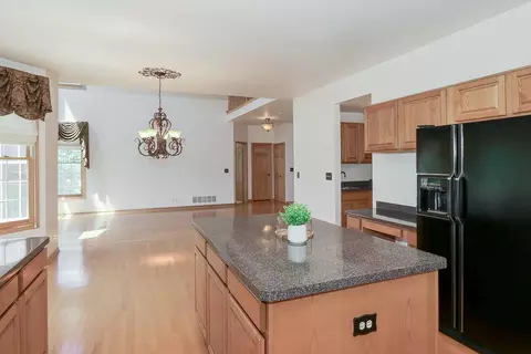 5405 Fox Path Ln, Hoffman Estates, IL 60192 photo 9
