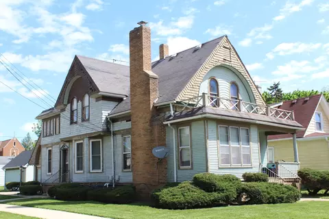 576 Walnut Ave, Elgin, IL 60123