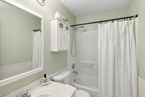 Bath - 2245 Dawson Ln, Algonquin, IL 60102 photo 3 of 3