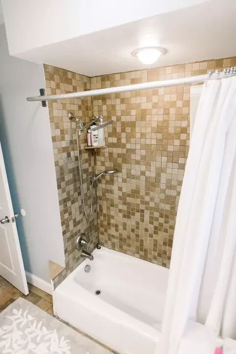 Bath - 125 E North Ave, Elmhurst, IL 60126 photo 2 of 4