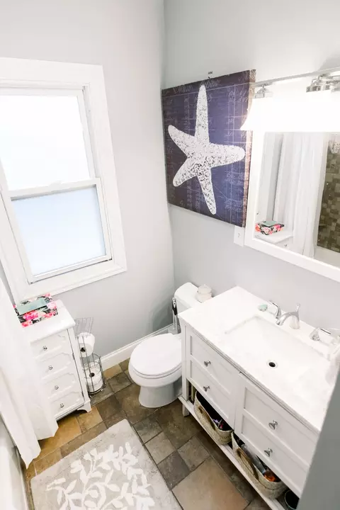 Bath - 125 E North Ave, Elmhurst, IL 60126 photo 1 of 4