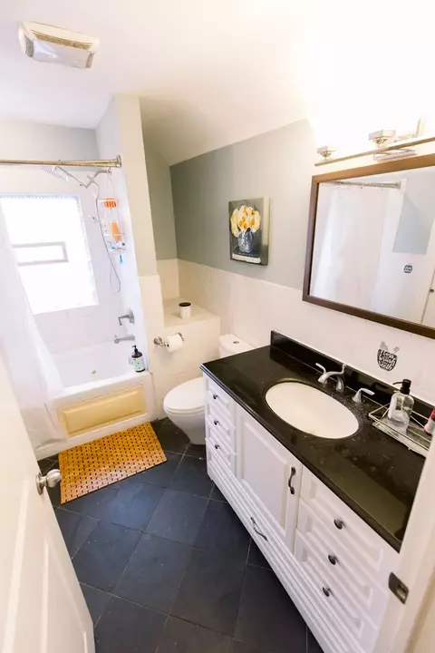 Bath - 125 E North Ave, Elmhurst, IL 60126 photo 3 of 4