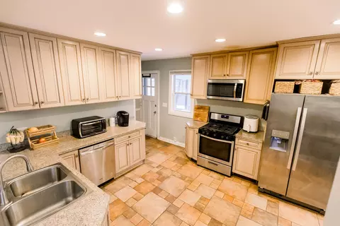 Kitchen - 125 E North Ave, Elmhurst, IL 60126 photo 3 of 5