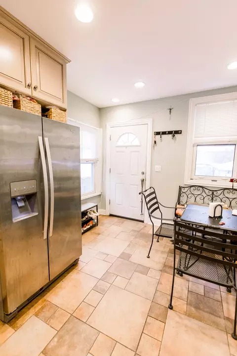 Kitchen - 125 E North Ave, Elmhurst, IL 60126 photo 4 of 5