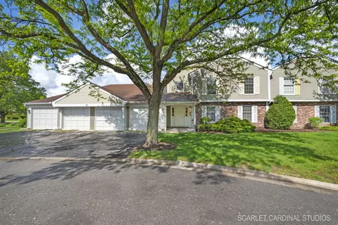 21 Exeter Ct #102B, Naperville, IL 60565