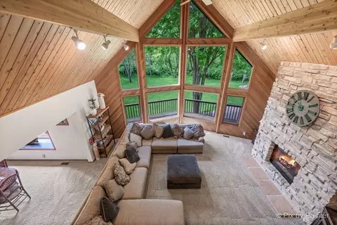 Living - 3804 Ridge Rd, Spring Grove, IL 60081 photo 3 of 4