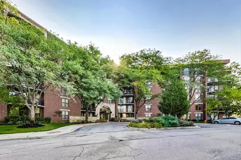 511 Aurora Ave #114, Naperville, IL 60540