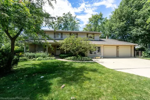 3226 Robincrest Dr, Northbrook, IL 60062