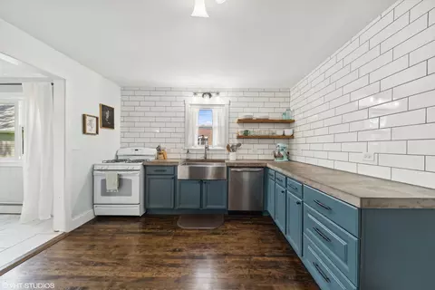 Kitchen - 145 E Pine Ave, Roselle, IL 60172 photo 2 of 3