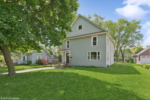 145 E Pine Ave, Roselle, IL 60172