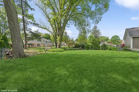 Exterior - 145 E Pine Ave, Roselle, IL 60172 photo 3 of 4