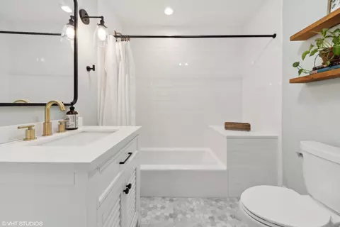 Bath - 145 E Pine Ave, Roselle, IL 60172 photo 3 of 3
