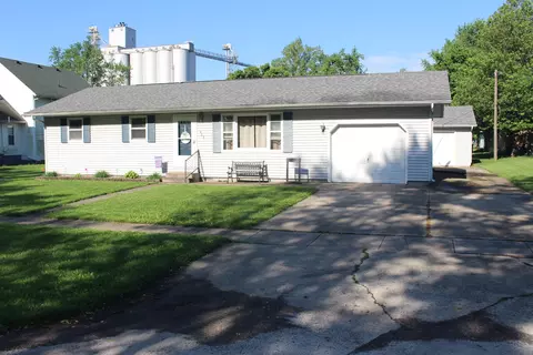 403 N Locust St, Wapella, IL 61777