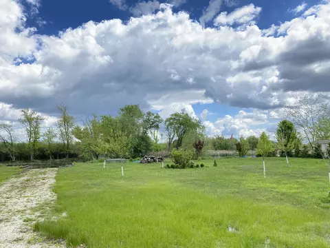 37651 N Frank Ct, Spring Grove, IL 60081