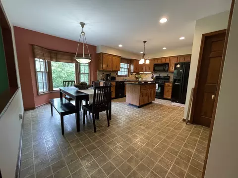 2006 Dorset Dr, Wheaton, IL 60189 photo 4