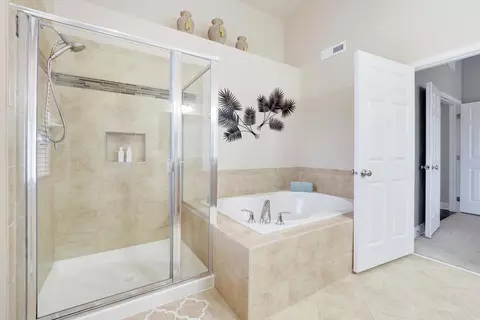 Bath - 1266 Falcon Ridge Dr, Elgin, IL 60124 photo 3 of 4
