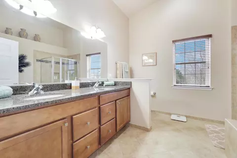 Bath - 1266 Falcon Ridge Dr, Elgin, IL 60124 photo 2 of 4