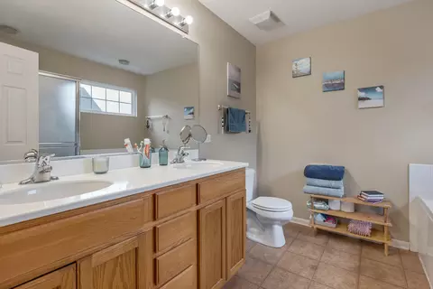 Bath - 1620 Edinburgh Dr, Bartlett, IL 60103 photo 2 of 4