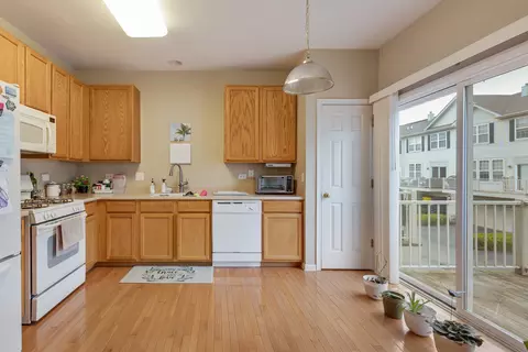 Kitchen - 1620 Edinburgh Dr, Bartlett, IL 60103 photo 3 of 3