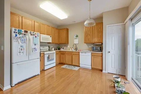 Kitchen - 1620 Edinburgh Dr, Bartlett, IL 60103 photo 2 of 3