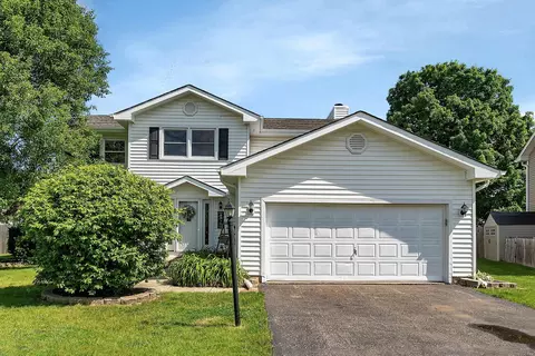 10 Redwood Ct, Streamwood, IL 60107