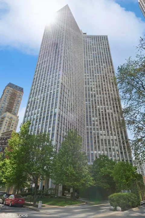 2626 N Lakeview Ave #3302, Chicago, IL 60614