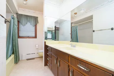 Bath - 428 E 18th St, Lockport, IL 60441 photo 1 of 1